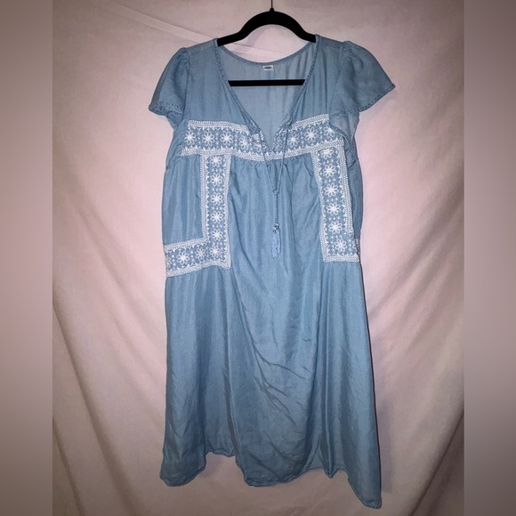 Old Navy Dresses & Skirts - Old Navy Light Blue Midi Dress with White Embroidery